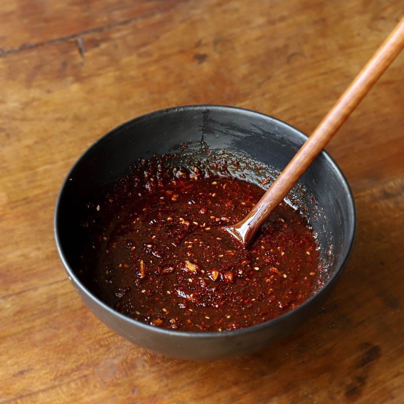 볼에 양념장 재료를 넣어 섞고 냉장고에 넣어 30분 정도 숙성시켜주세요.