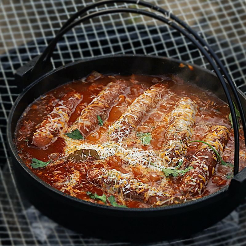 완성된 스튜에 슈레드 치즈와 파슬리 잎을 넣고 치즈가 녹으면 그릇에 담아 맛있게 즐겨주세요.