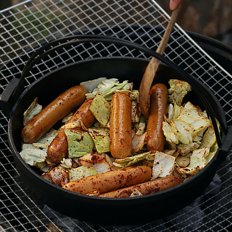 소시지가 노릇하게 구워지면 양배추와 파프리카 가루를 넣어 볶아주세요. 레드 와인과 월계수 잎을 넣어 졸여 주세요.