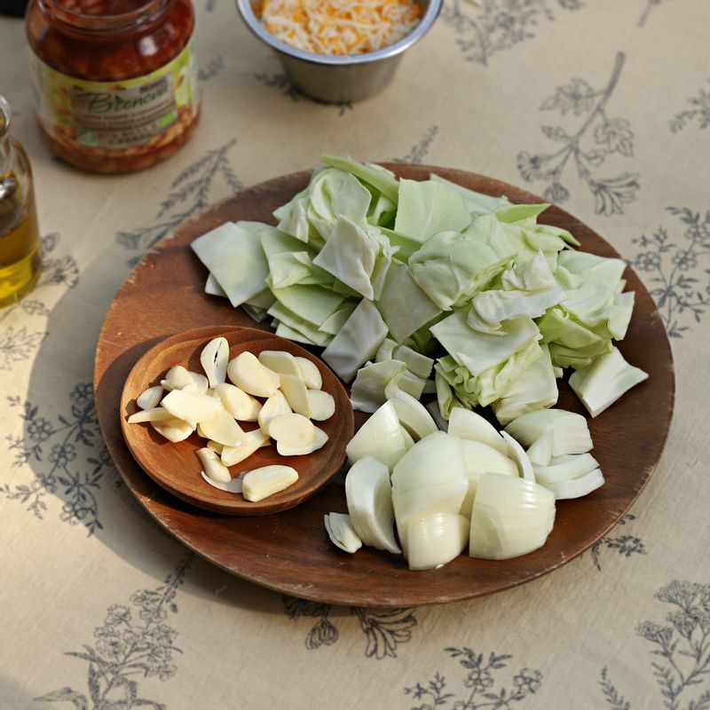 양파와 양배추는 깍뚝 썰고 마늘은 편 썰어 주세요.
(tip. 야채는 취향에 따라 당근, 감자, 호박 등 다양하게 응용 할 수 있어요)