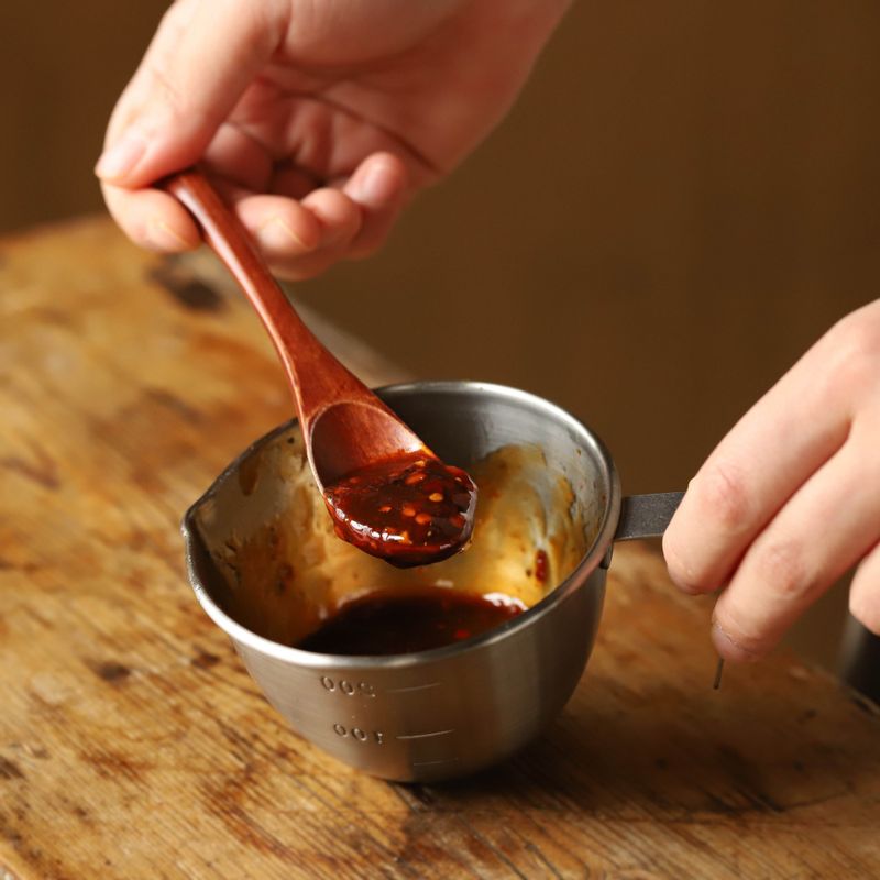 볼에 고기 양념 재료를 넣고 섞어주세요.