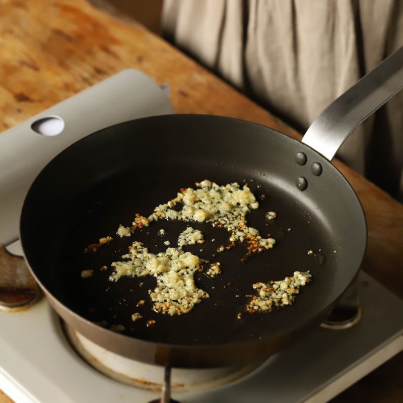 달군 팬에 기름을 약간 두른 후 다진 마늘을 넣어 볶다가 간 돼지고기를 넣어 볶아주세요. 고기가 익으면 양념 재료를 넣어 한 번 더 볶아주세요.