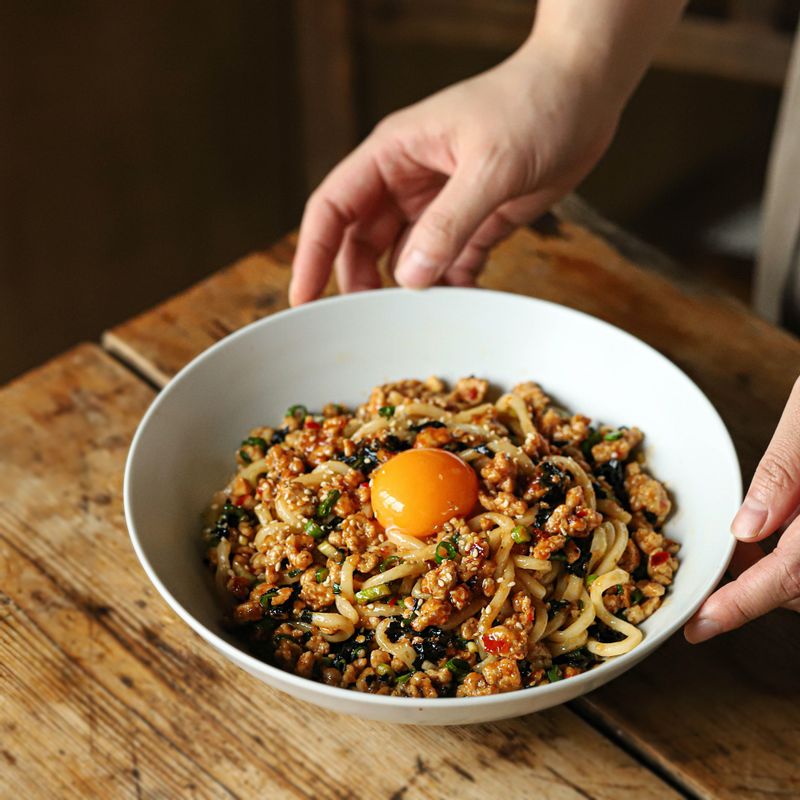 완성된 마파비빔면에 라임즙을 뿌린 후 맛있게 즐겨주세요.
