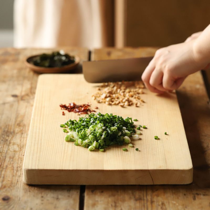 쪽파는 송송 썰어주세요. 건고추, 김, 땅콩은 잘게 부숴주세요.