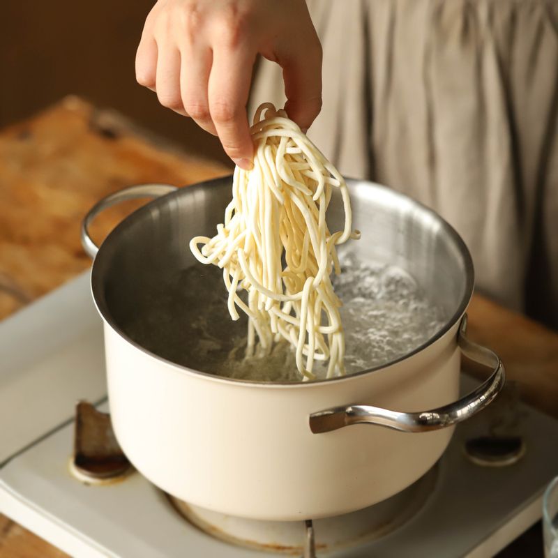 끓는 물에 면을 넣어 3~4분간 삶아주세요. 채반에 건져 물기를 빼주세요.
(tip. 거품이 넘치지 않도록 찬물 1컵을 부어가며 끓여주세요)