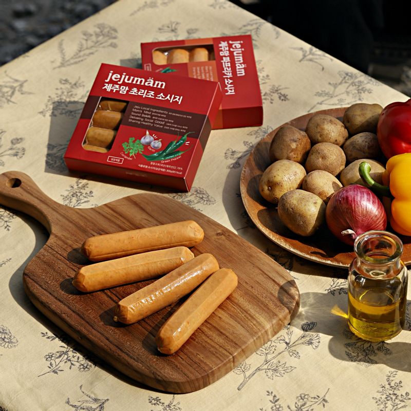 소시지 알감자 구이을 위한 재료 이미지로 제주맘 소시지,알감자,적양파 (양파로 대체 가능),파프리카 (노랑, 빨강) 등으로 구성 되어있습니다.