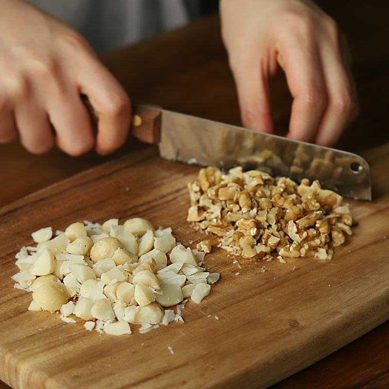 구운 호두와 마카다미아를 굵게 다져주세요.
(기호에 따라 햄프씨드, 카카오닙스, 오트밀, 그래놀라 등의 재료를 넣어 만드셔도 돼요)