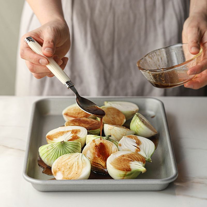 오븐 팬에 소스를 넣고 양파를 한번 버무려 로즈마리와 함께 올려주세요. 쿠킹포일로 덮은 후 190도로 예열한 오븐에서 20분 정도 구워주세요.