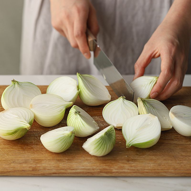 양파는 껍질을 벗긴 후 반으로 잘라주세요.
(저희는 작은 양파 6개를 사용해서 만들었어요)