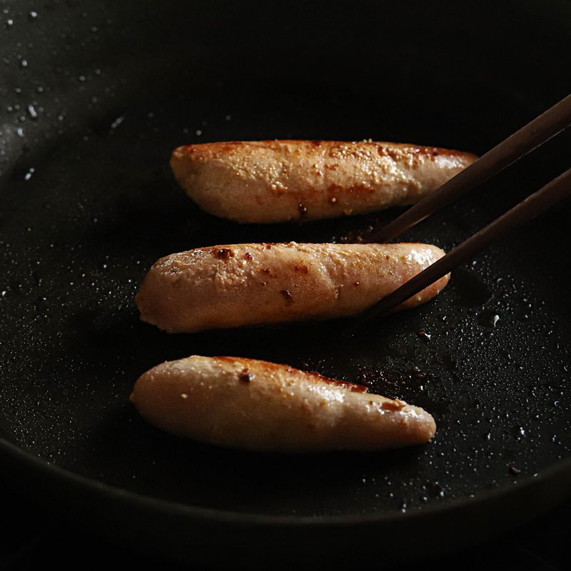 달군 팬에 오일을 두른 후 명란젓을 올려 노릇하게 굽고 마지막에 참기름을 둘러주세요. 명란젓은 먹기 좋은 크기로 잘라주세요.
