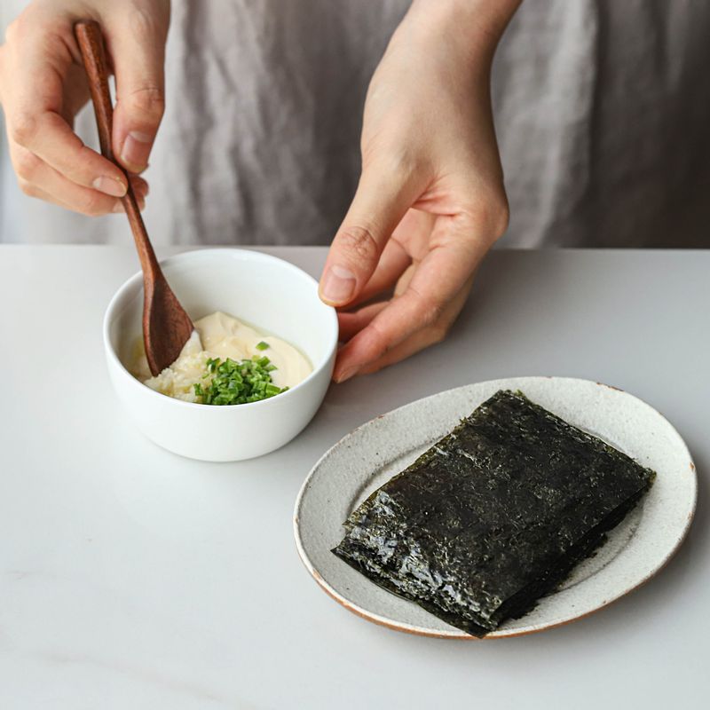 김밥용 김은 6등분으로 잘라주세요. 볼에 소스 재료를 넣어 섞어주세요.