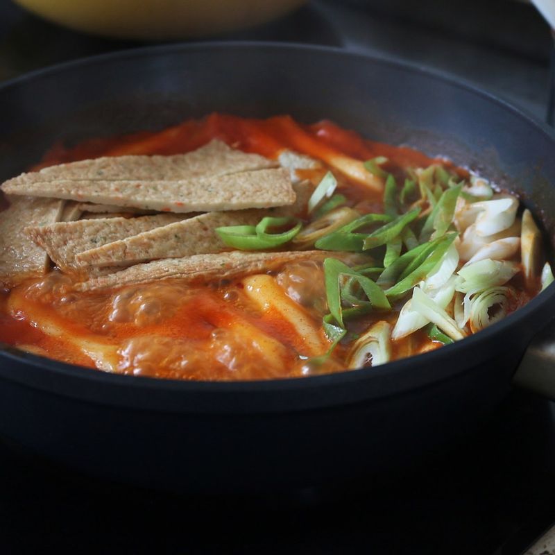 떡볶이떡이 익으면 어묵과 대파를 넣고 한 번 끓어오르면 국물의 농도를 맞춘 후 불을 꺼주세요.