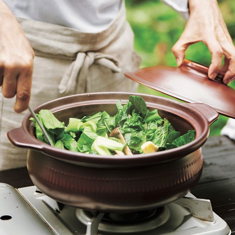 고야두부 찜 볶음을 위한 재료 이미지로 소송채,만가닥버섯,고야두부,올리브 오일 등으로 구성 되어있습니다.