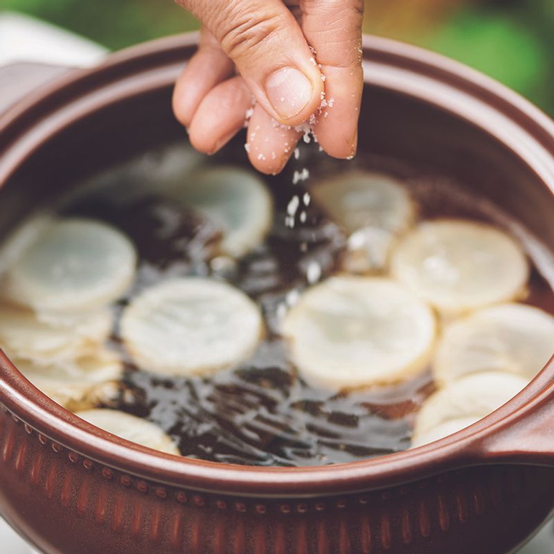 무가 투명해지면 소금을 넣고 소금이 녹으면 간장을 넣어요. 한소끔 더 조려주세요.