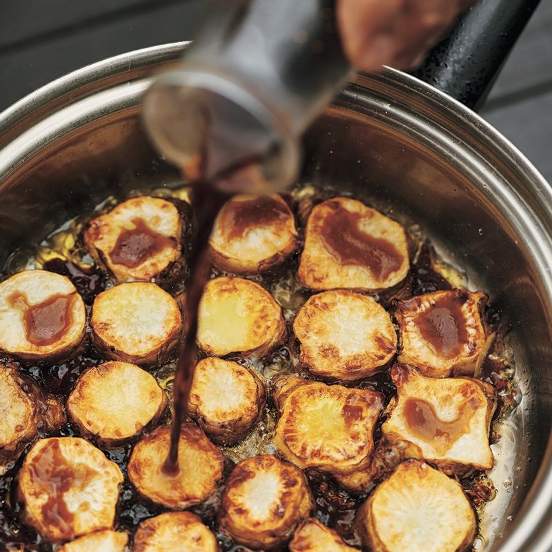 소금과 발사믹 식초를 더해 강한 중불에서 조리듯 버무 려주세요.