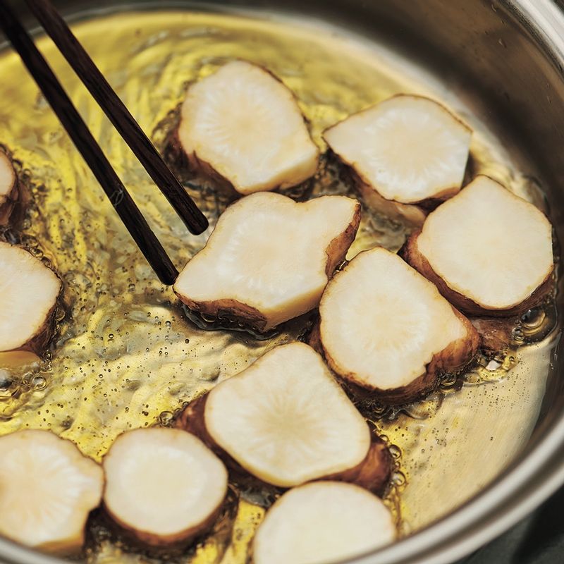 냄비에 올리브 오일을 살짝 고일 정도로 넣고 약한 중 불에 올려주세요. 김이 보이면 토막 썬 돼지감자를 넣고 뚜껑을 덮어 찜 구이로 요리합니다. 표면이 투명해지고 밑면이 노릇해 지면 뒤집어주세요.
*Tip. 오일에서 김이 솔솔 나는게 보일 때 재료를 넣고 뚜껑을 덮어주세요.