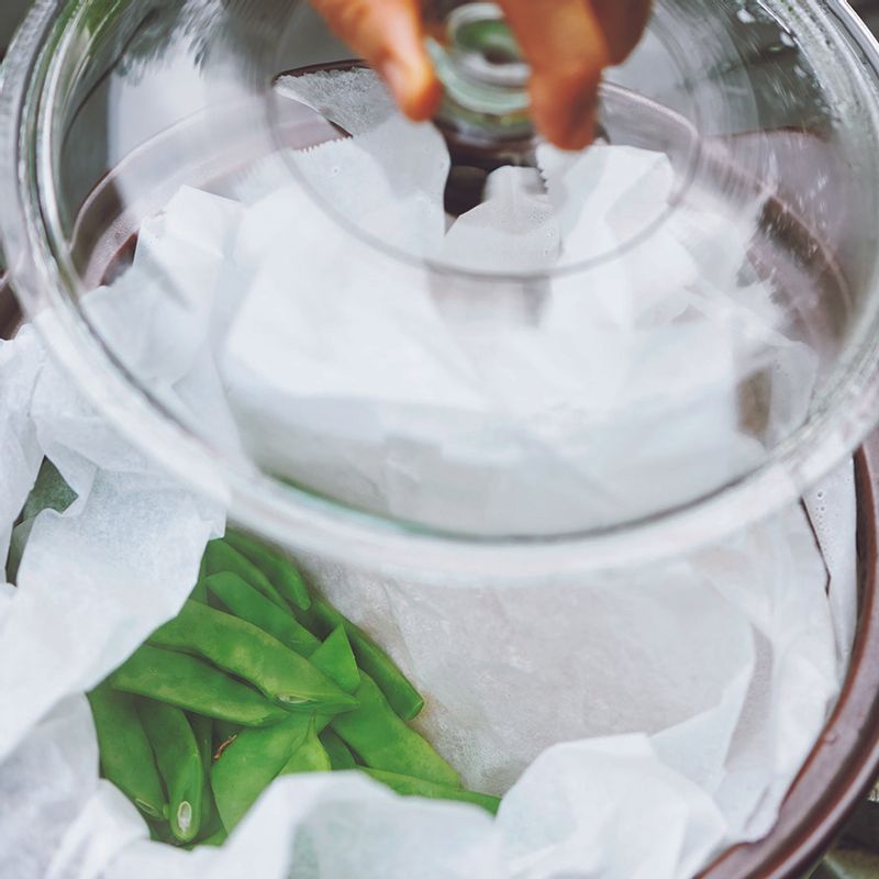 종이 포일에 호박, 껍질 강낭콩 각각의 재료를 싸서 10분 정도 찐 뒤 채반에 펼쳐 잔 열을 식혀주세요.
*Tip. 처음에는 강불, 끓어오르기 시작하면 약불에서 쪄주세요.