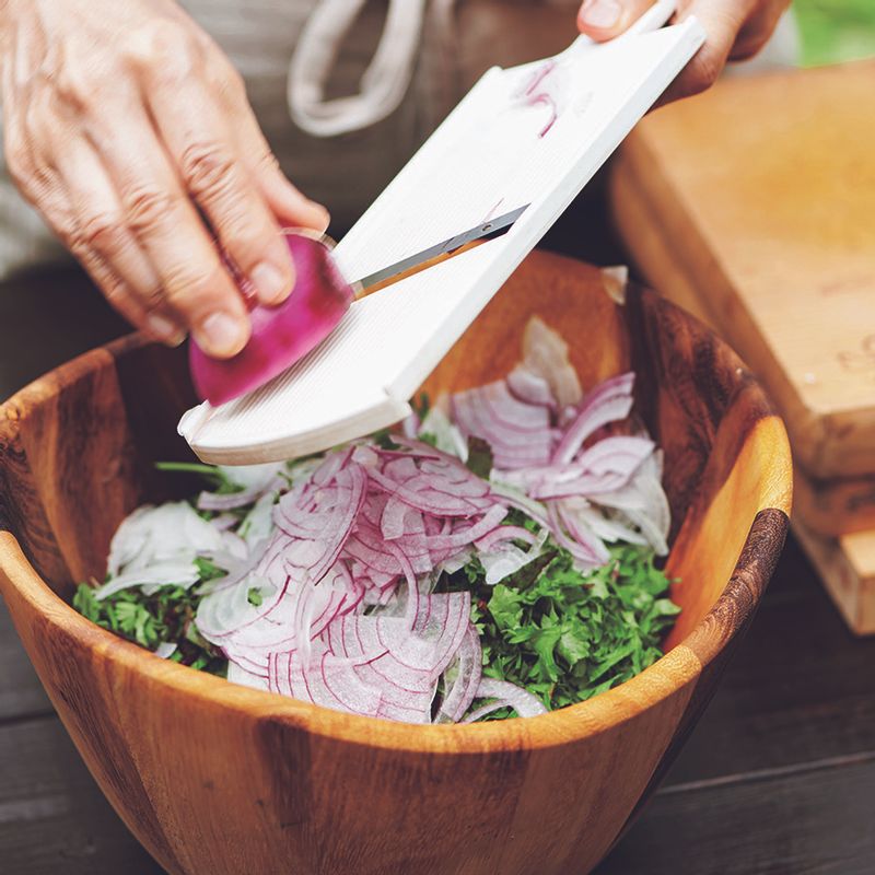 양배추 오이 샐러드을 위한 재료 이미지로 양배추,오이,비트,양파,올리브 오일 등으로 구성 되어있습니다.
