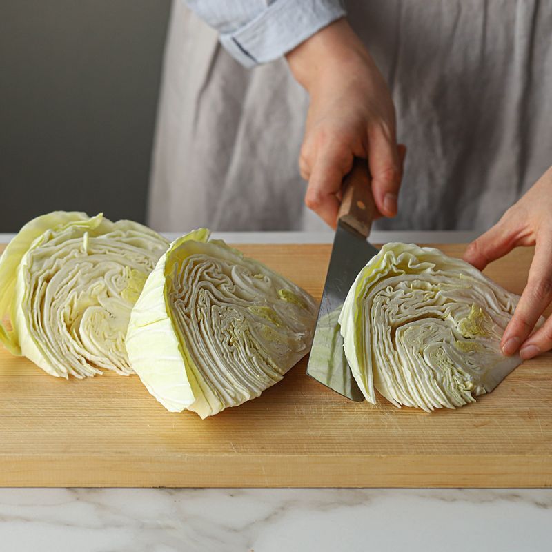 깨끗이 씻은 양배추는 심지를 살려 웨지 모양으로 잘라주세요.