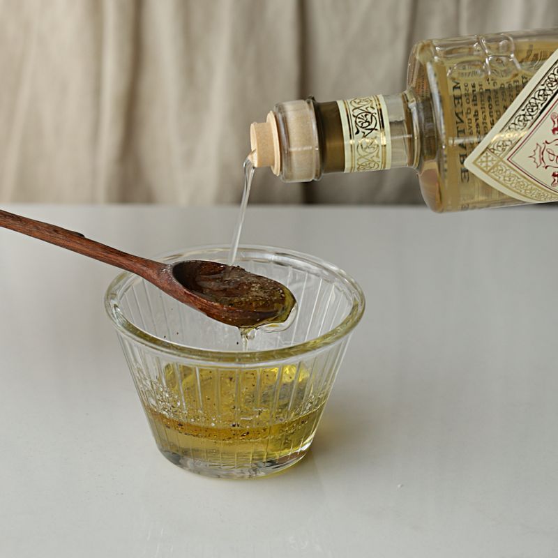 볼에 드레싱 재료를 넣고 섞어주세요.