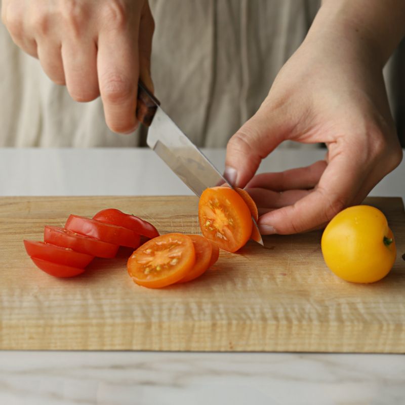 토마토를 얇게 슬라이스 해주세요.