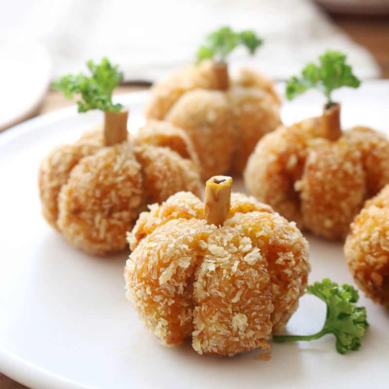 팬에 식용유를 넉넉하게 두르고 170도로 달군 후 크로켓을 넣어 바삭하게 튀겨주세요. 막대 과자와 파슬리로 장식해 호박 모양을 내도 좋아요.