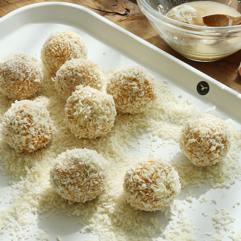 남은 빵가루와 밀가루를 각각 넓은 그릇에 담고 달걀도 따로 볼에 잘 풀어 달걀물을 만듭니다. 반죽에 밀가루-달걀-빵가루 순으로 튀김옷을 입혀주세요.