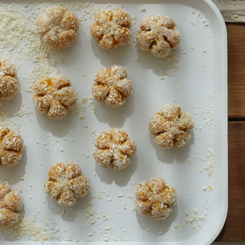 젓가락으로 반죽 옆부분을 눌러가며 호박모양을 만들어주세요.