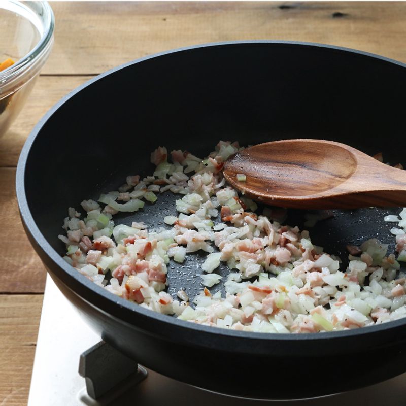 양파와 베이컨은 잘게 다진 후 팬에 1분간 볶아주세요.