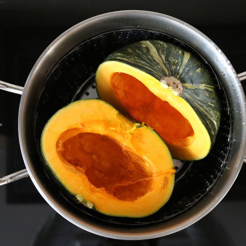 단호박은 잘라서 씨를 제거하고 김 오른 찜통에 10~12분간 찐 후 껍질을 벗깁니다.