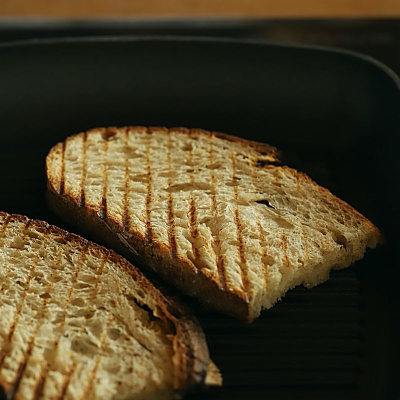 달군 그릴 팬에 빵을 올리고 그릴 자국이 나도록 구워주세요.