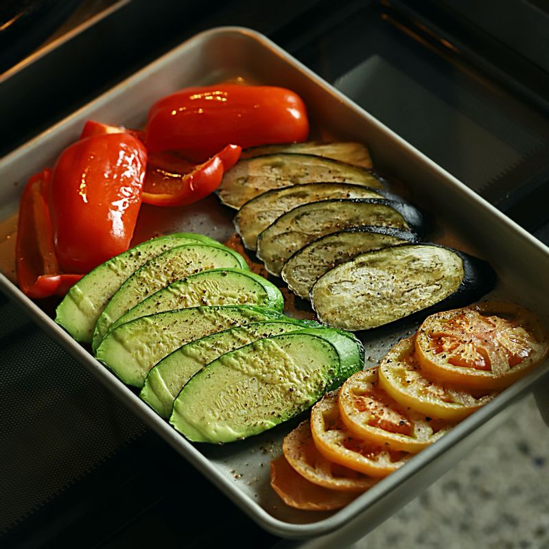 오븐 팬에 채소를 올리고 채소 양념 재료를 뿌려 주세요. 180도로 예열된 오븐에 넣어 15~20분 정도 구워주세요.