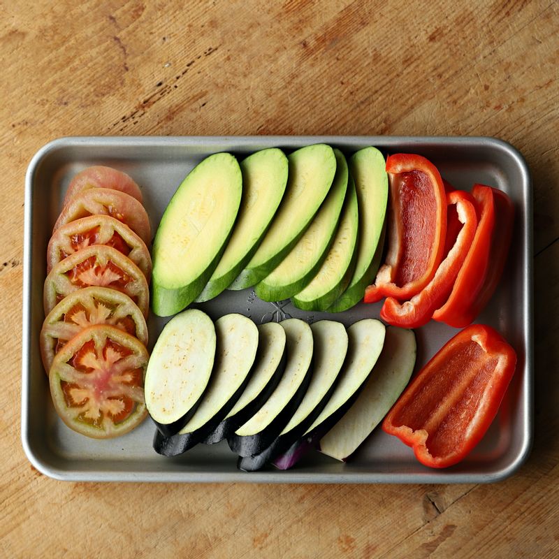 가지, 애호박, 토마토, 파프리카는 적당한 두께로 썰어주세요.