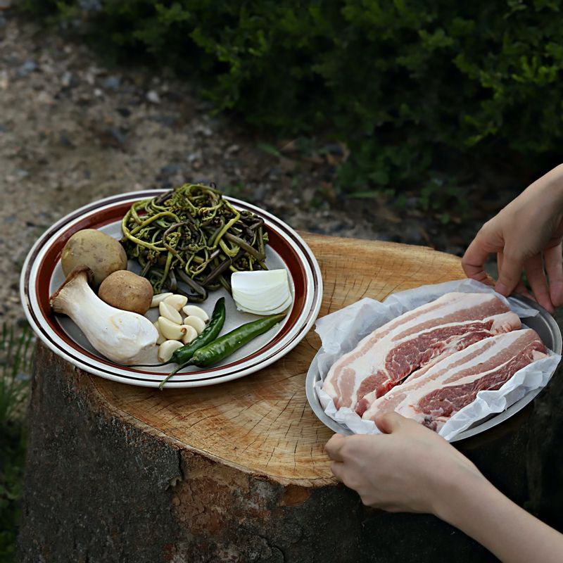 제주 고사리 삼겹살 구이을 위한 재료 이미지로 제주 삼겹살,제주 생고사리,김치,감자,새송이버섯 등으로 구성 되어있습니다.