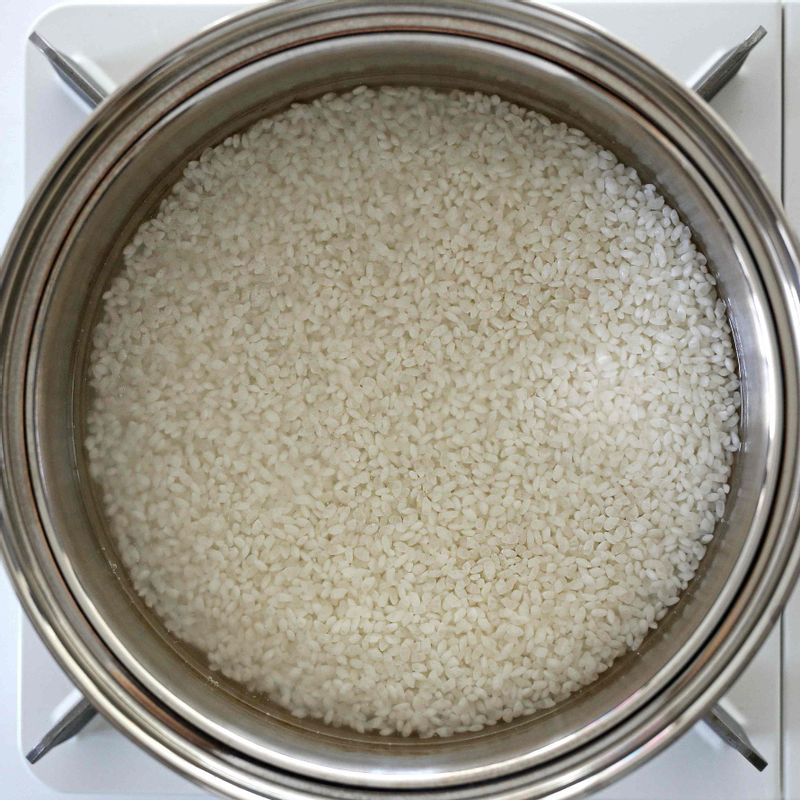 면적이 넓고 낮은 솥에 불린 쌀과 다시마 육수를 부어 센 불에서 5분, 끓기 시작하면 약한 불로 줄여 10분간 밥을 지어요.