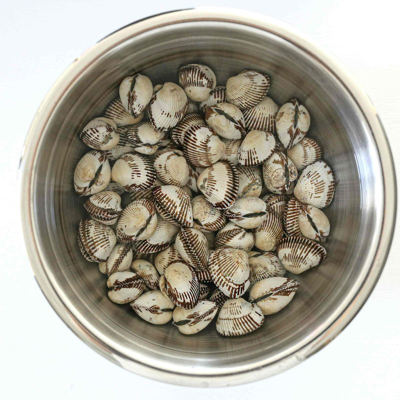 꼬막은 소금 1큰술을 넣은 물 1리터에 담가 검정 비닐을 덮은 뒤 3시간 이상 냉장실에서 해감해요. 해감이 다 되면 꼬막을 박박 문질러서 물일 막아질 때까지 깨끗이 씻어내주세요.