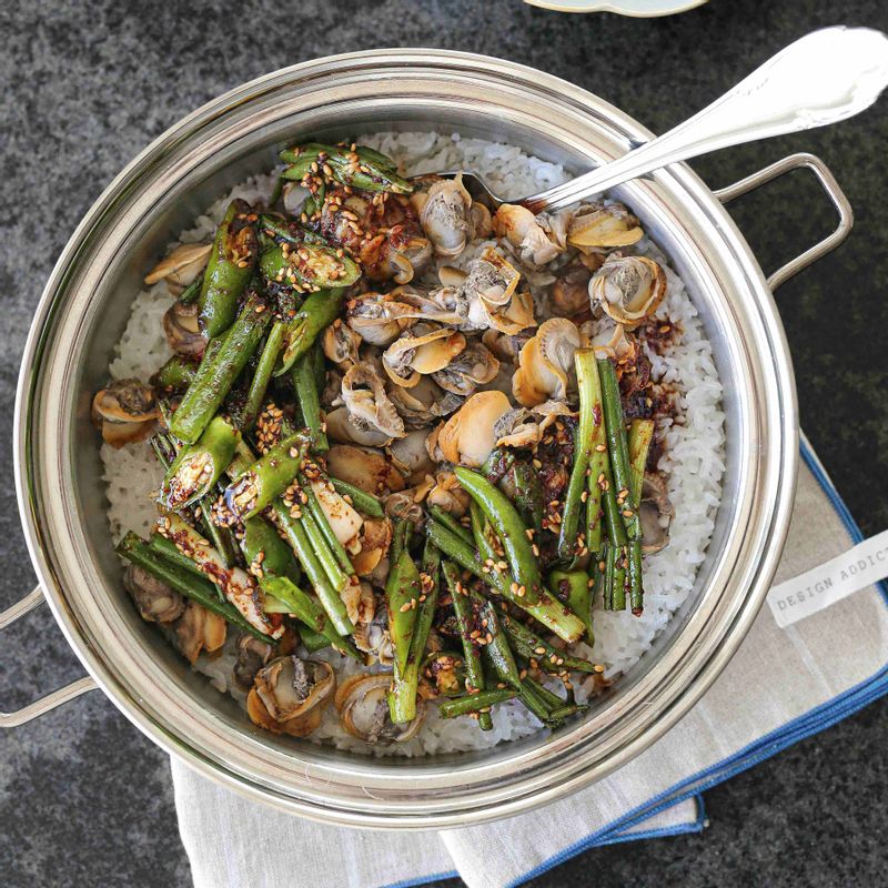 완성이에요! 양념장에 썰어둔 청양 고추와 쪽파를 넣고 잘 섞은 뒤, 완성된 밥에 취향껏 곁들여 즐겨주세요.