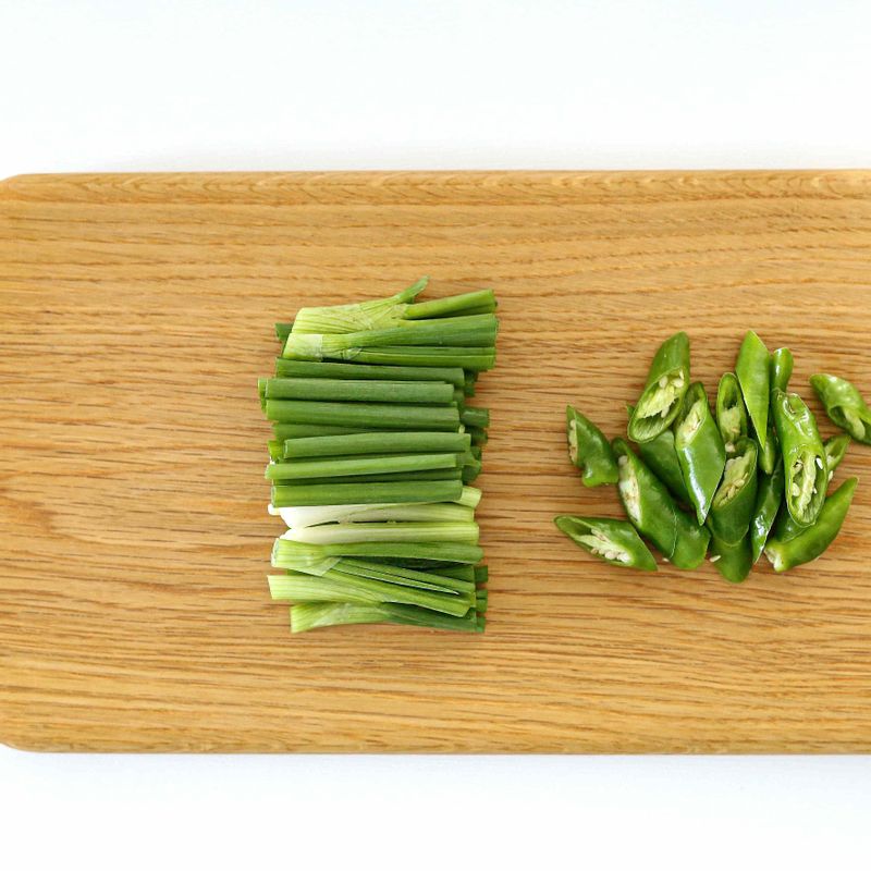 청양 고추는 어슷 썰고 쪽파는 5cm 길이로 송송 썰어주세요.