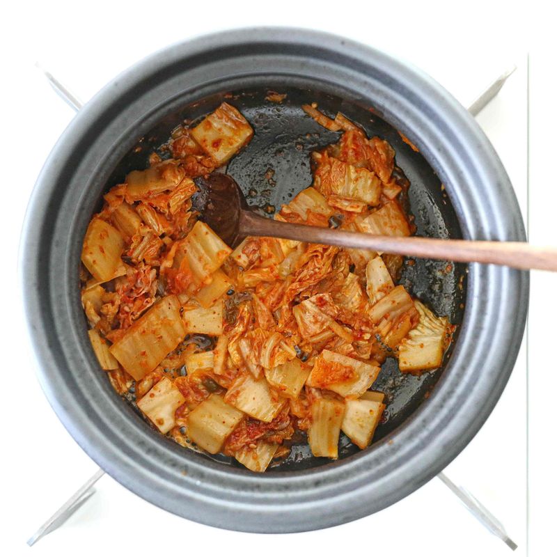 달군 솥에 들기름 1큰술을 두르고 김치를 넣어 살살 볶아주세요.