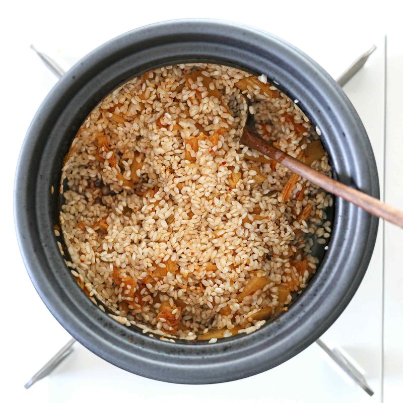 불린 쌀과 양조간장 1큰술을 첨가해 더 볶아주세요.