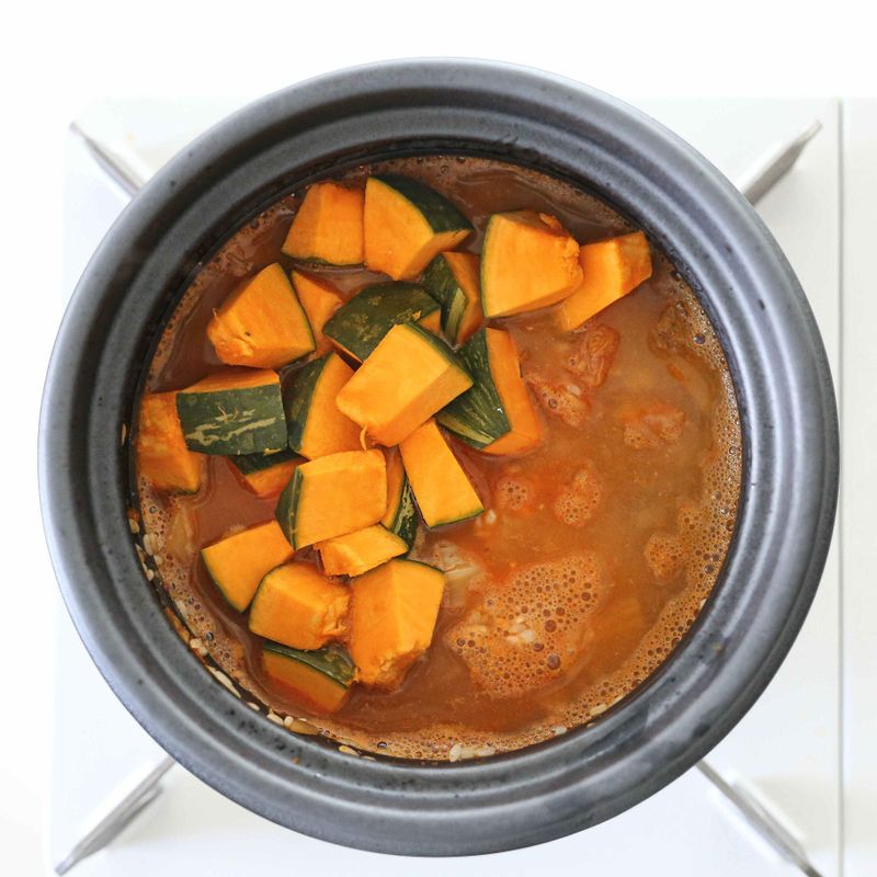 어느 정도 볶아지면 단호박을 넣고 육수(순서2)를 부은 다음 불에서 5분, 끓기 시작하면 약한 불로 줄여 5분간 더 가열해주세요. 뚜껑을 열어 밥 위에 새우를 얹은 뒤, 뚜껑을 닫고 다시 약한 불에서 5분간 밥을 지어주세요.