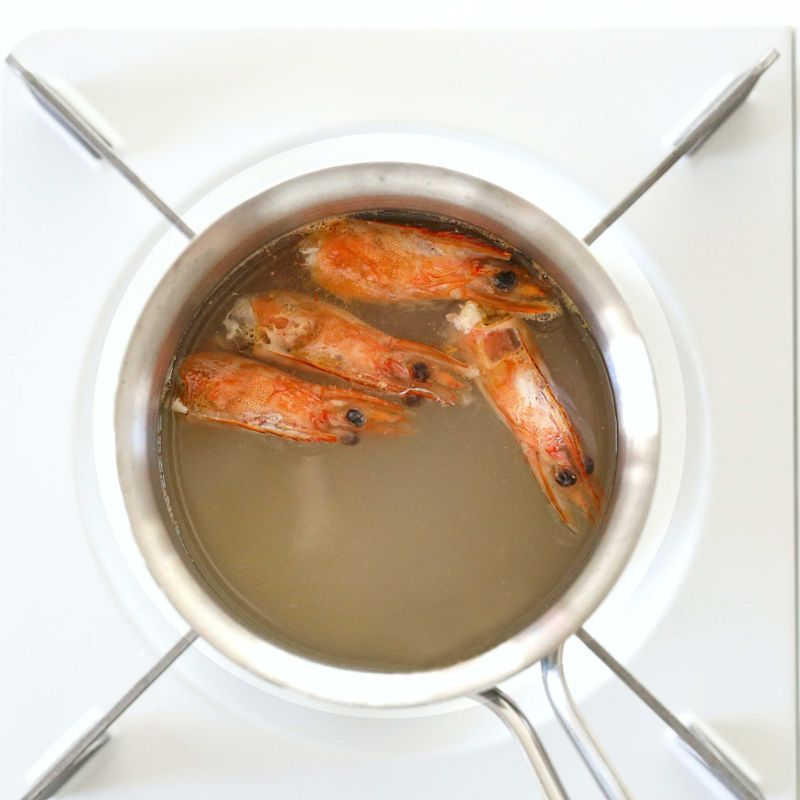 물 500ml에 다듬어 둔 새우 머리와 청주 1큰술을 넣고 5분간 끓여 육수를 만들어요. 완성된 육수는 체로 불순물을 걸러내 맑은 것만 받아주세요.