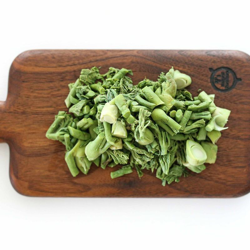 식힌 두릅은 물기를 꼭 짜내고 송송 썰어주세요.