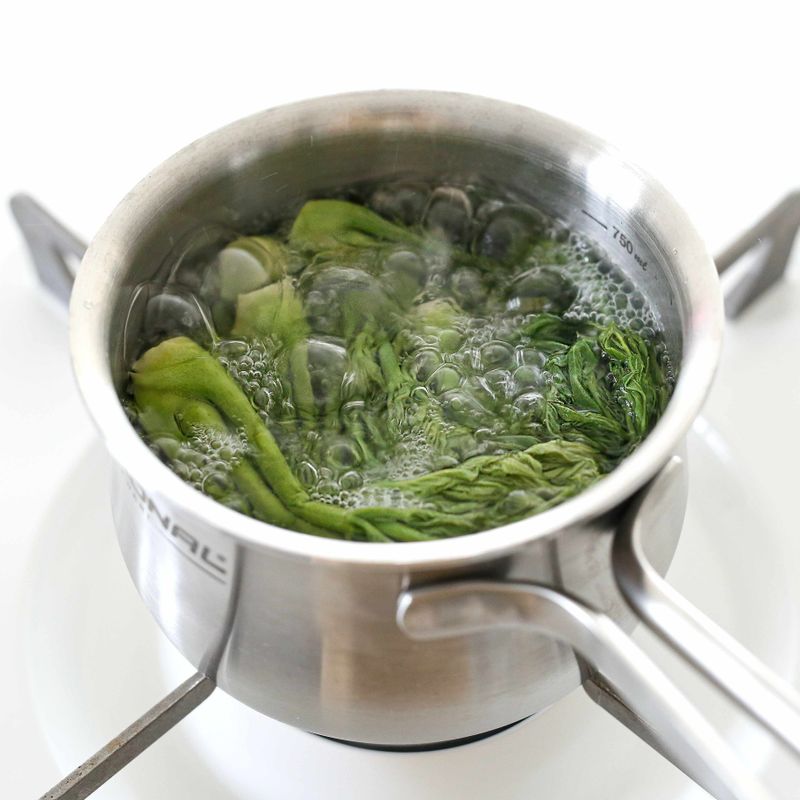 두릅은 깔끔히 다듬어 소금을 약간 넣은 물에 살짝 데친 후 한 김 식혀주세요.