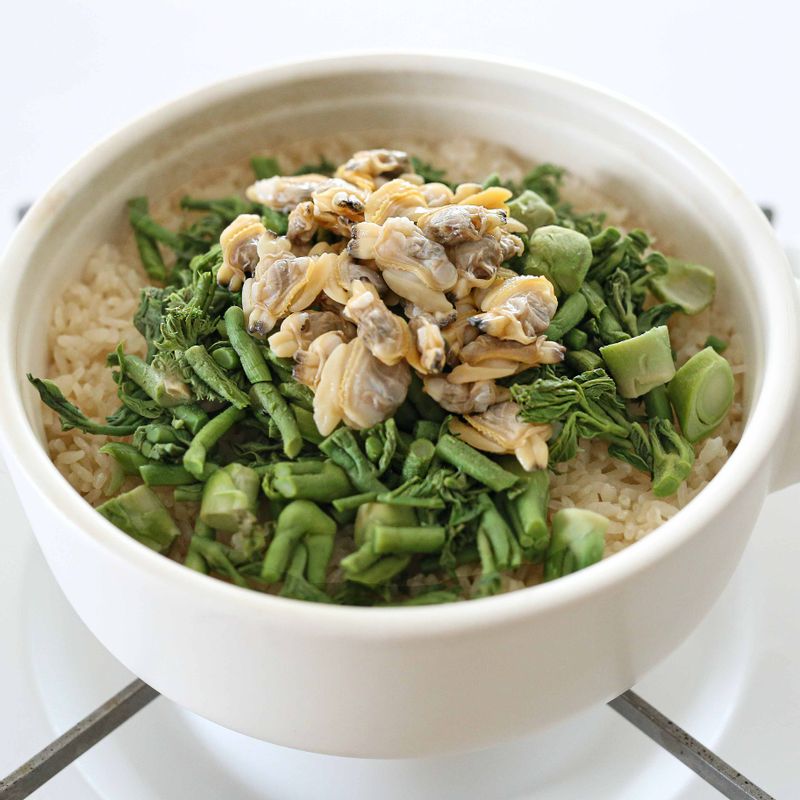 끓어오르면 약한 불로 줄여 5분간 가열하다가 뚜겅을 열어 미리 썰어둔 두릅과 껍질을 제거한 바지락 살을 올려주세요.