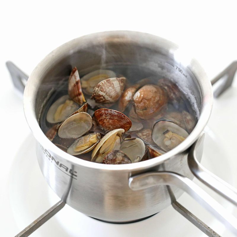 바지락은 해감해서 소금 1큰술을 넣고 잘 문질러 씻은 뒤 청주 1큰술을 넣은 물에 데쳐내주세요.