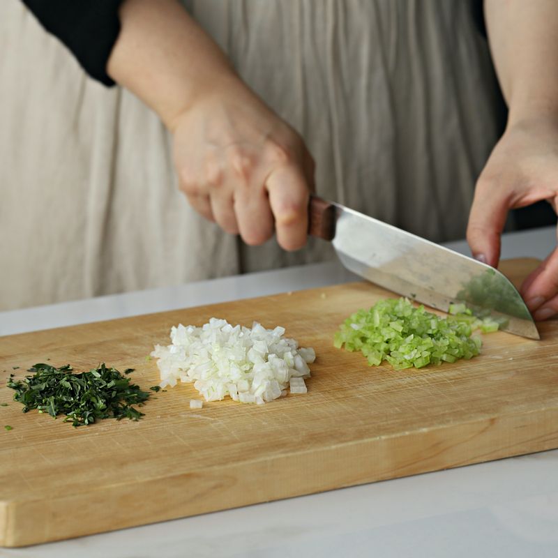 양파와 셀러리는 잘게 썰고, 파슬리는 다져주세요.