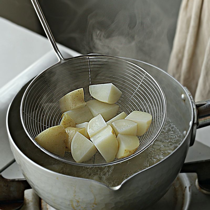 깨끗이 씻은 감자는 껍질째 6등분으로 자른 후 끓는 물에 소금을 넣어 10~12분간 삶아주세요.