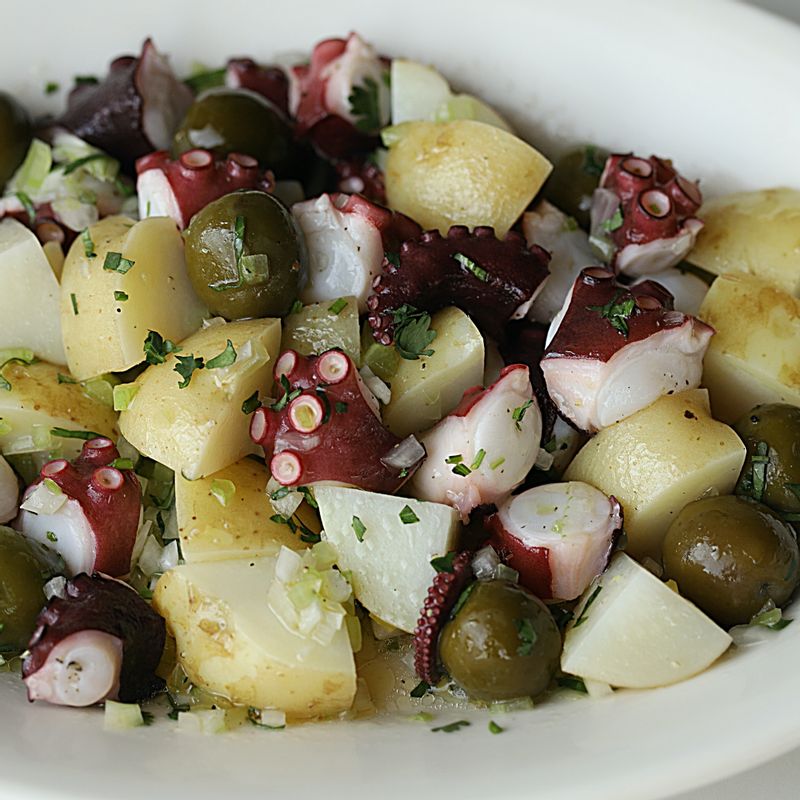 버무려둔 문어에 삶은 감자, 올리브, 양파, 셀러리를 넣어 섞어주세요. 기호에 따라 파프리카 파우더를 뿌린 후 맛있게 즐겨주세요.