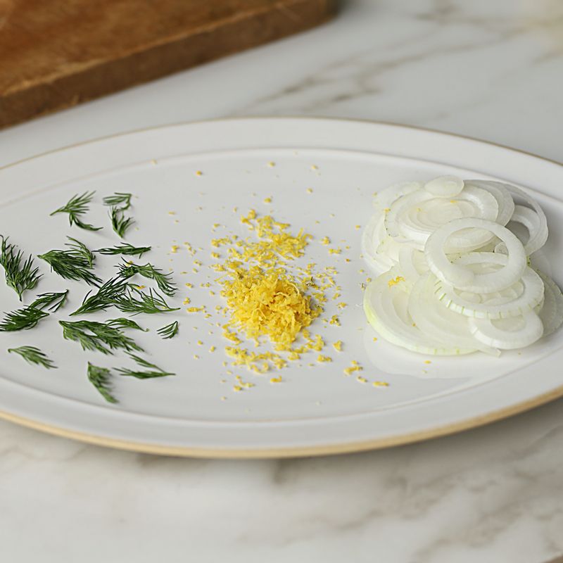 딜은 잎을 손으로 뜯어 주세요. 양파는 링으로 얇게 썰어주세요. 깨끗이 세척한 레몬은 껍질을 갈아 제스트를 만들어주세요.